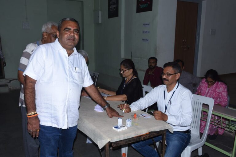 લોકશાહીના મહાપર્વમાં પરિવાર સાથે સહભાગી બન્યા ધારાસભ્ય દિવ્યેશ અકબરી: મતદાન કરીને આપ્યો જાગૃત નાગરિકત્વનો સંદેશ