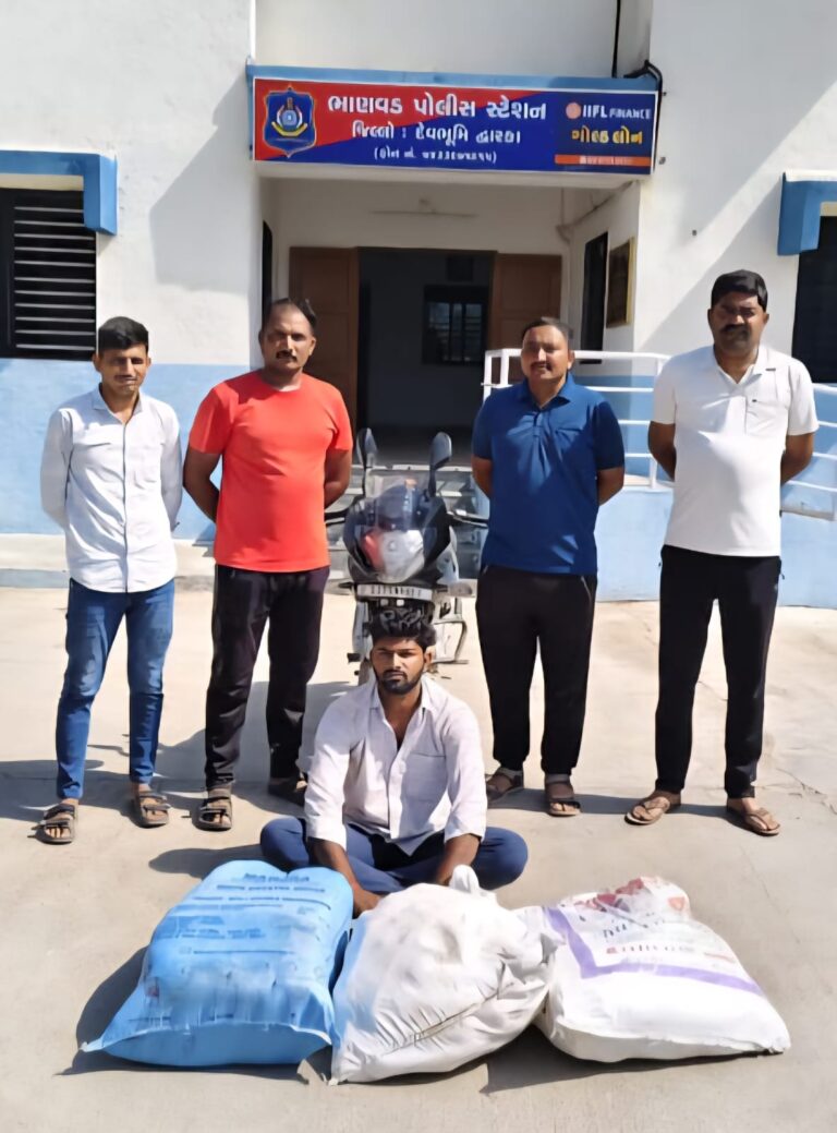 દેવભૂમિ દ્વારકામાં પ્રોહિબિશન પર ભાણવડ પોલીસનો સખત પ્રહાર: પાછતરડી ગામેથી ₹70 હજારના દેશી દારૂ અને બાઈક સાથે યુવક ઝડપાયો, ગ્રામ્ય વિસ્તારમાં દારૂ નેટવર્ક સામે કડક સંદેશ