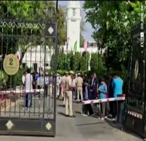 દિલ્હી વિધાનસભા પરિસરમાં સુરક્ષા ભંગનો પ્રયાસ નિષ્ફળ – કારચાલકે બેરિકેડ તોડી પ્રવેશ કરવાનો પ્રયાસ.