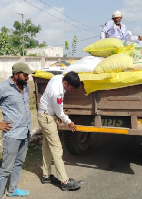 “રાત્રિના અંધકારમાં સુરક્ષાનો પ્રકાશ” – દેવભૂમિ દ્વારકા ટ્રાફિક પોલીસની અનોખી પહેલ, ટ્રેક્ટર ટ્રોલીમાં રેડિયમ રિફ્લેકટર લગાવી અકસ્માત નિવારણ તરફ મોટું પગલું.