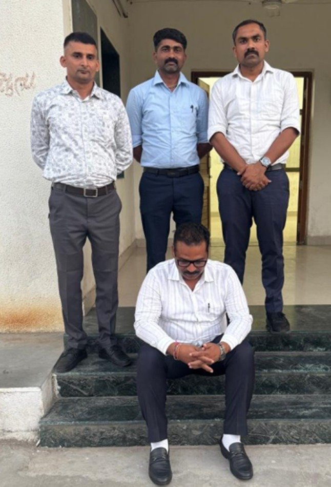 “દમણથી દારૂ સપ્લાયનો મોટો રેકેટ પર્દાફાશ” – સુરત એલ.સી.બી.એ કુખાત બુટલેગર સુરેશ ઉર્ફે સુખા પટેલને ઝડપી પાડ્યો, વર્ષોથી ચાલતા ગેરકાયદેસર ધંધા પર કડક પ્રહાર.