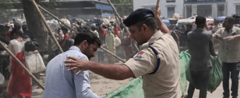 “ઉધના સ્ટેશન પર માનવ મહાસાગર!” – ૧૬ કલાકની રાહ, ૩ કિમી લાઈન અને લાઠીચાર્જ વચ્ચે વતન જવા મથામણ, રેલવે તંત્ર સામે ઉઠ્યા કડક સવાલો.