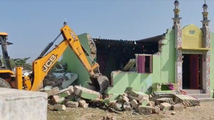 દેવભૂમિ દ્વારકામાં તંત્રનો કડક સંદેશ: યાત્રાધામની સરકારી જમીન પરથી ગેરકાયદેસર ધાર્મિક દબાણો હટાવવાની ત્રણ દિવસીય મહાઅભિયાનની શરૂઆત.