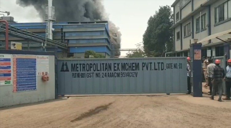 “ઝઘડિયા GIDCમાં ભીષણ અગ્નિકાંડ” – મેટ્રોપોલિટન એક્ઝિમકેમ કંપનીમાં આગથી 8 કર્મચારીઓ દાઝ્યા, વિસ્તારમાં ભય અને અફરાતફરી.