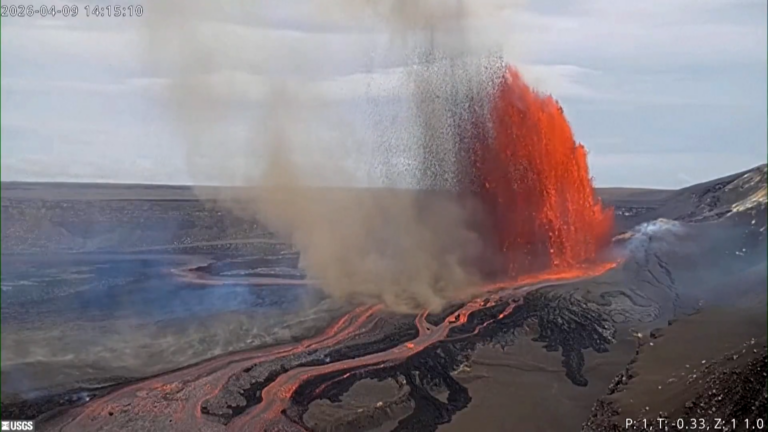 હવાઈના કિલાઉઆ જ્વાળામુખીનો વિસ્ફોટ ફરી તેજ – 1,000 ફૂટ સુધી ઉછળેલા લાવાના ફાયર ગીઝરે વિશ્વનું ધ્યાન ખેંચ્યું.