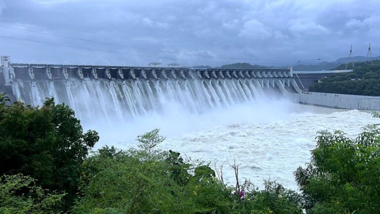 ગુજરાતમાં પાણી પર ચિંતાની ઘંટડી: સરદાર સરોવર સહિત રાજ્યના 207 જળાશયોમાં માત્ર 60% જળસંગ્રહ, સૌરાષ્ટ્રમાં 44% જથ્થો બાકી; ચોમાસું મોડું પડે તો સૌરાષ્ટ્ર-કચ્છમાં પાણી સંકટ ઊભું થવાની ભીતિ.