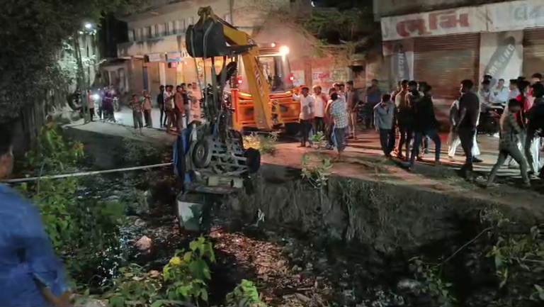 ભાણવડની નકટી નદીમાં રિક્ષા ખાબકી: સદનસીબે જાનહાનિ ટળી, રેલિંગના અભાવે વારંવાર અકસ્માતો પર ઉઠ્યા પ્રશ્નો.