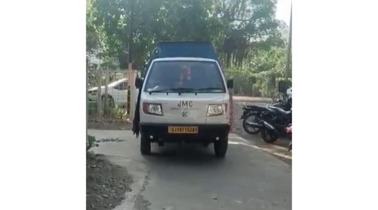 “કચરાવાહનમાંથી સંભળાયો લોકશાહીનો અવાજ” : જામનગરમાં વેસ્ટ કલેક્શન વાહનો દ્વારા મતદાન જાગૃતિની અનોખી પહેલ. 