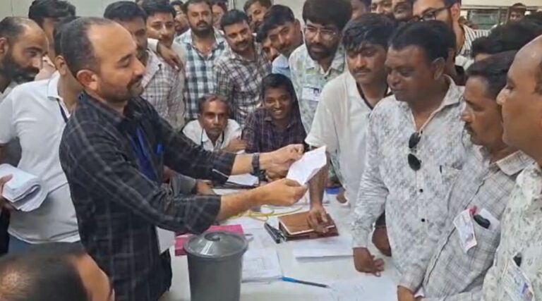 2027ની ‘સેમિફાઇનલ’ સમાન સ્થાનિક સ્વરાજ્ય ચૂંટણીમાં કેશોદની મોટી ઘસારી બેઠક પર નસીબે લખ્યો વિજય: ભાજપ-આપ ઉમેદવાર વચ્ચે ટાઈ બાદ ચિઠ્ઠી ઉછાળતા આમ આદમી પાર્ટીના યશવંતસિંહ રાયજાદા વિજેતા, ગુજરાતની ચૂંટણી પ્રણાલીમાં અનોખી જોગવાઈ ફરી ચર્ચામાં.