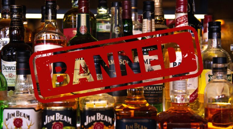 જામનગરમાં દારૂબંધી કાયદાનો ભંગ: ત્રણ શખ્સ દારૂ સાથે ઝડપાયા, એક સપ્લાયર ફરાર જાહેર.