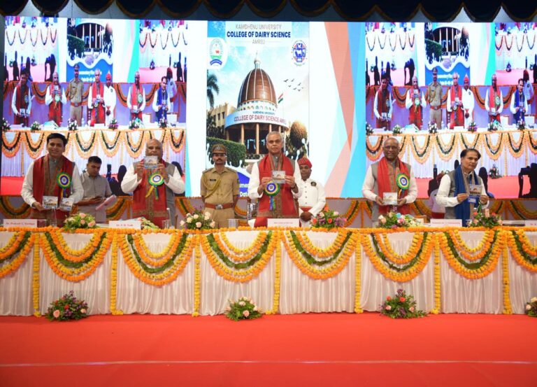કામધેનુ યુનિવર્સિટીના 12મા દીક્ષાંત સમારોહમાં 676 વિદ્યાર્થીઓને પદવી એનાયત: ‘રાષ્ટ્રધર્મ’ રૂપે પશુપાલન અને પ્રાકૃતિક ખેતીને અપનાવવાનો રાજ્યપાલ આચાર્ય દેવવ્રતજીનો સંદેશ.