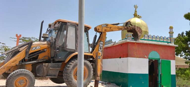 નાગેશ્વર-પોસીત્રા દરિયાકાંઠે પ્રશાસનનો મોટો દબદબો: પ્રાંત અધિકારી, મામલતદાર અને પોલીસ કાફલાની હાજરીમાં ધાર્મિક સહિતના ગેરકાયદે બાંધકામો ધરાશાયી, કિનારાપટ્ટી પર દબાણ હટાવ અભિયાનથી વિસ્તારમાં ચકચાર.