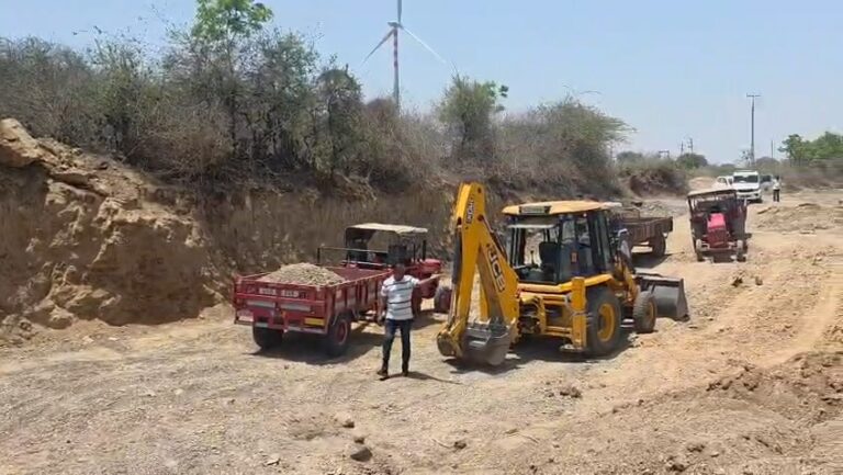 કલ્યાણપુરના માળી ગામમાં ગૌચરની જમીન પર ગેરકાયદેસર ખનનનો પર્દાફાશ : રાજકોટ રેન્જ પોલીસે જેસીબી અને ટ્રેક્ટર ટ્રોલી સહિત રૂ. 24 લાખનો મુદ્દામાલ કબ્જે કર્યો.