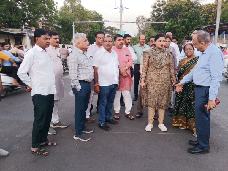 વડાપ્રધાન નરેન્દ્ર મોદીના આગમન પૂર્વે જામનગરમાં તંત્ર એલર્ટ લાલ બંગલા સર્કલ નજીક સાંસદ પૂનમ માડમ, ધારાસભ્ય દિવ્યેશ અકબરી અને અધિકારીઓ દ્વારા સ્થળ નિરીક્ષણ.