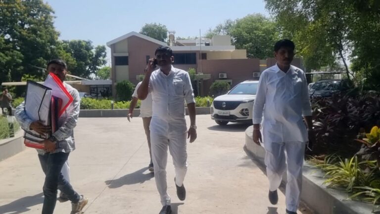 ગાંધીનગરમાં રાજકોટ જિલ્લા ભાજપની પાર્લામેન્ટરી બોર્ડ બેઠકથી સ્થાનિક રાજકારણ ગરમાયું, જિલ્લા પંચાયતથી લઈ તાલુકા અને નગરપાલિકાના હોદ્દેદારોની નિમણૂક માટે કાઉન્ટડાઉન શરૂ.