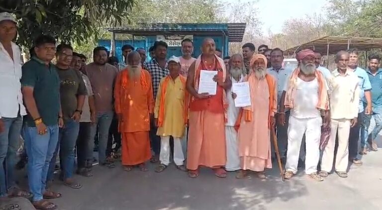 નસવાડીમાં ગૌરક્ષા માટે ઉઠ્યો અવાજ: ગૌ માતાને ‘રાષ્ટ્રીય પશુ’ જાહેર કરવાની માંગ ગૌ રક્ષક સમિતિ અને સંત મહાત્માઓની ભવ્ય રેલી બાદ મામલતદારને આવેદનપત્ર પાઠવાયું.